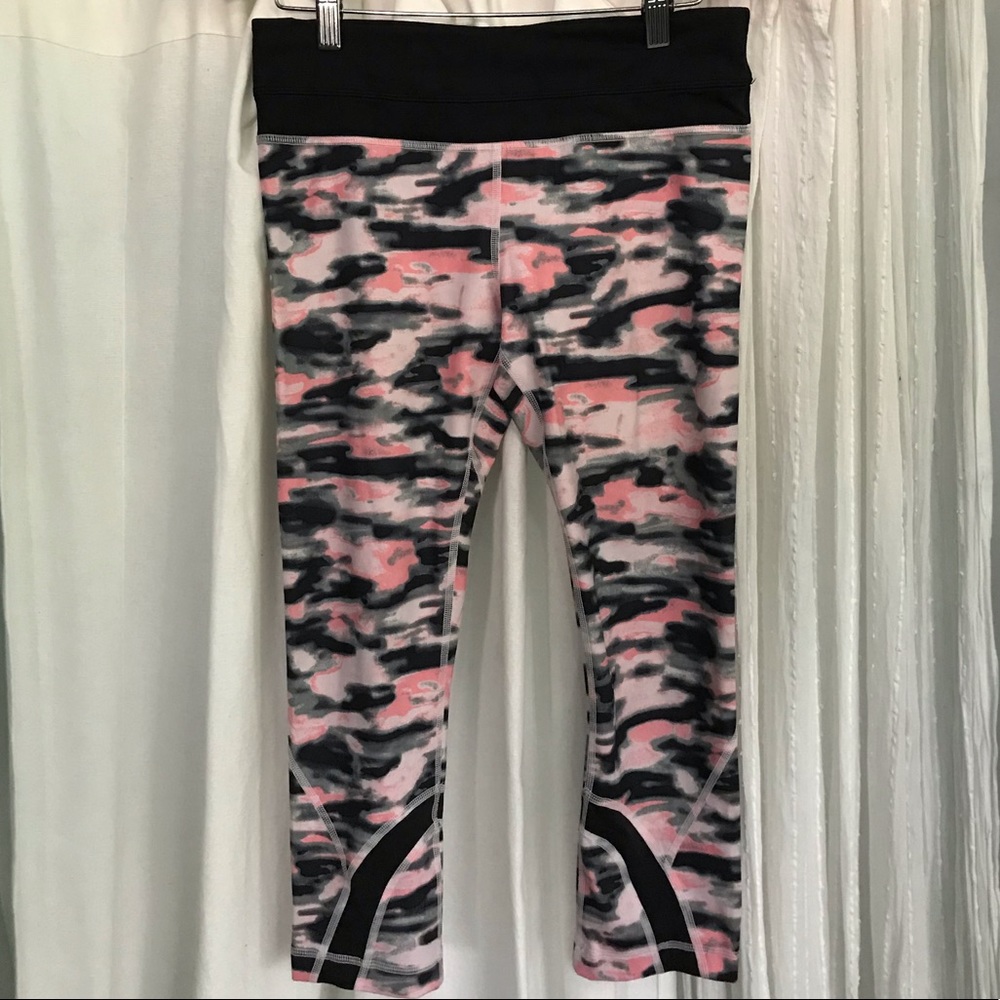 Lululemon crop leggings worn 2 times.